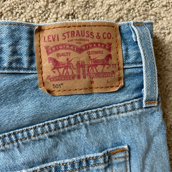 Levi’s 501 Button Fly Mid Rise Distressed Frayed Hem Jean Shorts - Size 31 - Picture 5 of 5